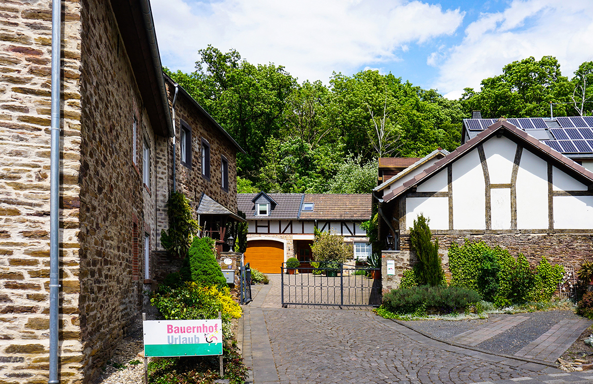 Hofeinfahrt Ferienbauernhof Loch Mörz