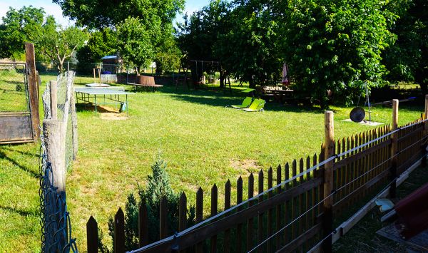 Hof und Umgebung – Spielgarten